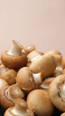 Tüm Ham Organik Kahverengi Düğme Makro Mantar Döndürme