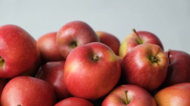 Taze Organik Kırmızı Elmalar Yakın Çekim DöndürName