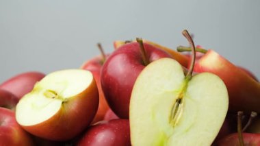 Taze kırmızı elma ve elma grupları yakın plan çekimde döner..