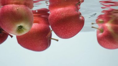 Baloncuklu tam kırmızı elma. Sualtı Meyve Hareketi.