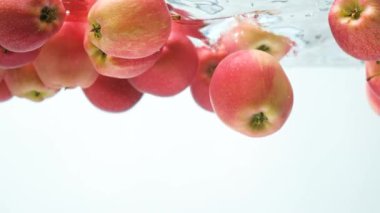 Şık Sualtı Elma Kompozisyonu. Yavaş Hareket.