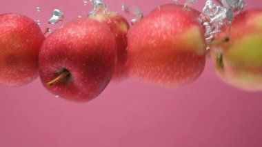 Elmaları Temiz Suya Düşürmek. Baloncuklu Meyve.