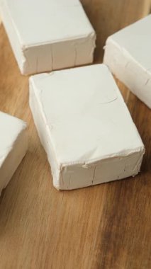 Pişirmek için taze maya yakın çekim. Yavaş döndürme