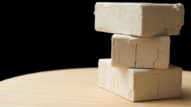 Hamur Hazirligi İçin Islak Maya Tuğlalari. Metin için boşluk