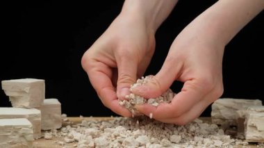 Parçalanan nemli maya yavaş çekimde engelleniyor.