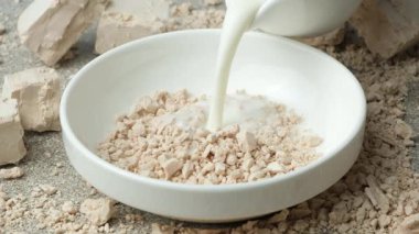 Sıcak sütte taze mayayı eritme süreci, yemek tarifi, yavaş çekim.