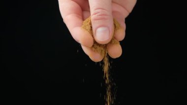 El yapımı tarçın tozu. Yakın plan. aromatik baharat dokusu. Yavaş çekim