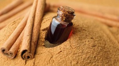 Cam bir şişede doğal tarçın yağı..