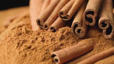 Tüm Kahverengi Çubukların Yakın Çekimi. ve Zemin Tarçın