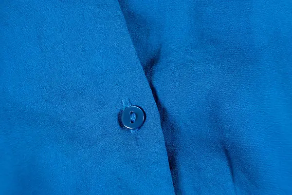 Polyester gömleğin düğmesi. Yakın plan..