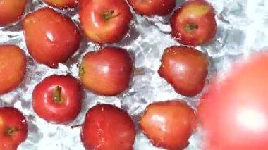 Yavaş hareket eden elmalar suya düşüyor. Biraz su, üst manzara.