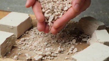 Bir avuç taze maya, doğal organik ıslak maya.