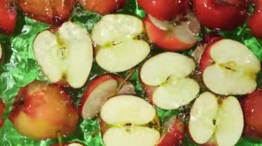 Sulu Tüm Elmalar ve Kesilen Kırmızı Elmalar Su Sıçratma Üst Görünümü