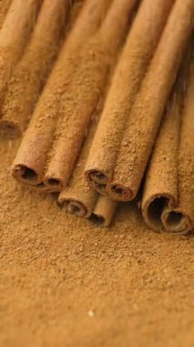 Toprak tarçın tüm tarçın çubukları dikey yavaş çekim makrosu üzerine dökülür.