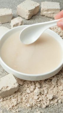 Sıcak suda bir kaşık taze mayayla mayayı karıştırıp hamur mayası yapmak..