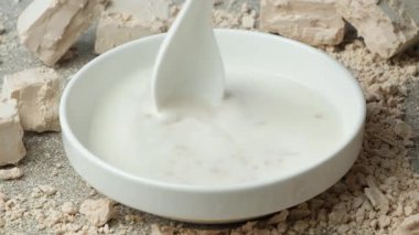 Bir kaşık dolusu taze mayayı ılık sütle karıştırıp mayalı hamur mayası yapmak..