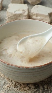 Şekerli, köpüklü ve baloncuklu ılık suda ıslak mayanın aktifleştirilmesi, dikey yavaş çekim