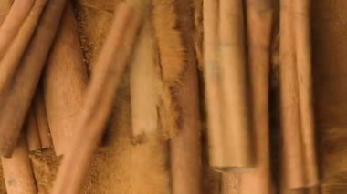 Tarçın çubukları yere düşer tarçın üst görünümü yavaş çekim