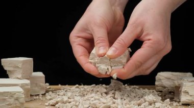 Elleri ufalanan ıslak taze maya, yavaş çekim.