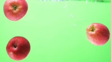 Suyun altında taze kırmızı elmalar. Kabarcık ve Hareket Efekti.