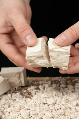 Mutfakta Sıkıştırılmış Taze Maya Kırılıyor