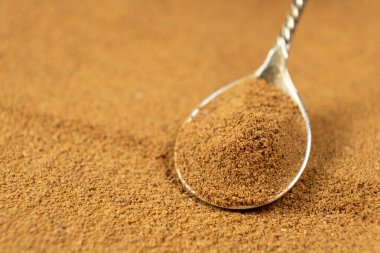 Doğal Baharat Tarçın Kaşıklı Macro Manzarası. Metin için Boşluğu Kopyala.