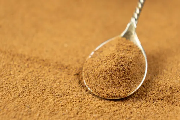 Doğal Baharat Tarçın Kaşıklı Macro Manzarası. Metin için Boşluğu Kopyala.