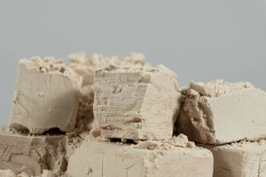 Sıkıştırılmış taze maya küplerinin makro dokusu.
