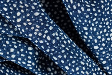 Polka Dot Polyester Kumaşının Yakın Çekimi.