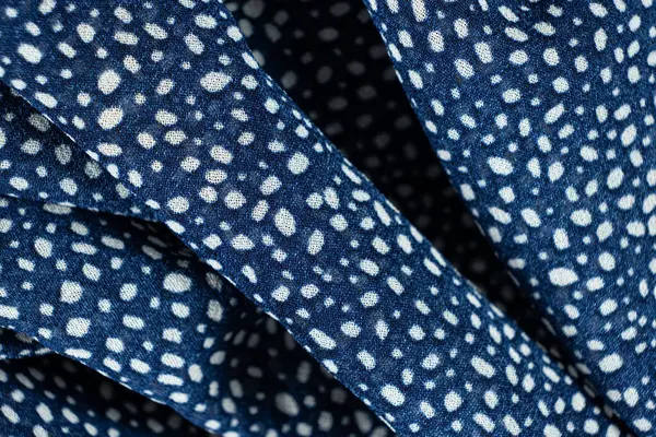 Polka Dot Polyester Kumaşının Yakın Çekimi.