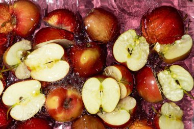 Sulu Tüm Elmalar ve Kesilen Kırmızı Elmalar Su Sıçratma Üst Görünümü.