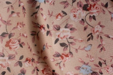 Renkli çiçek desenli polyester kumaşın yakın çekim makro dokusu.