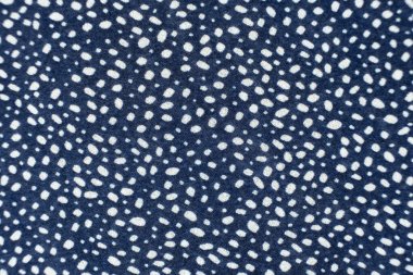Polka Dot Polyester Kumaşının Yakın Çekimi.