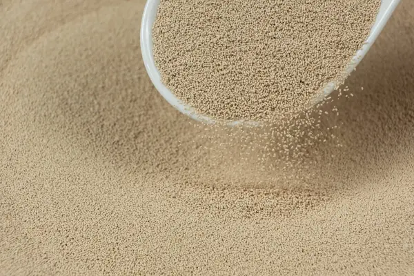 Kuru maya kaşıktan dökülür..