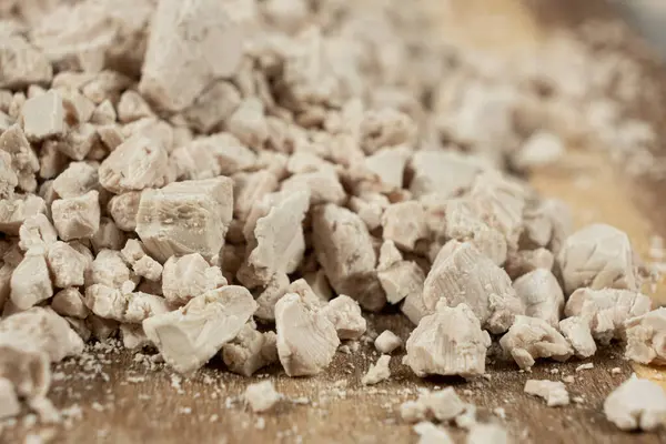 Sıkıştırılmış taze maya küpleri ahşap arka planda yakın plan