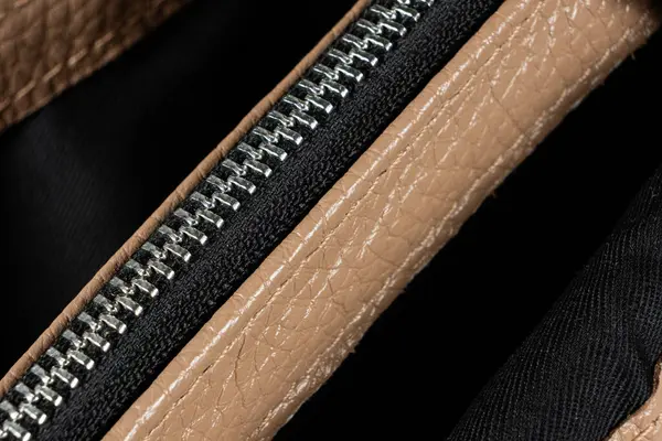 Deri çantanın iç cebinde metal fermuar var.