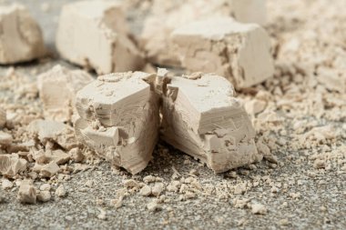 Sıkıştırılmış taze maya küpleri yakın plan..