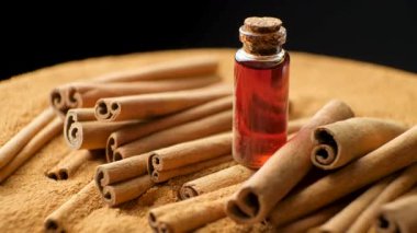 Cam bir şişede doğal tarçın yağı.