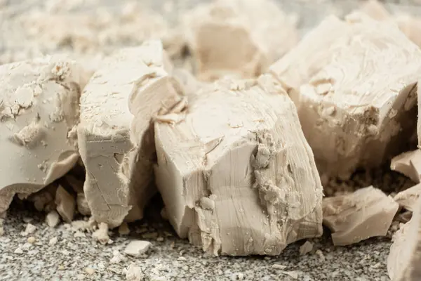 Sıkıştırılmış taze maya küpleri yakın plan..