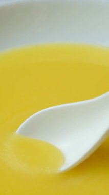 Doğal Hint Geleneksel Ghee Tereyağı Kaşıkla Açıklandı.