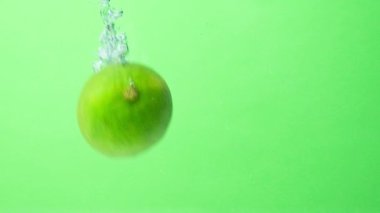 Suyun altındaki sulu kireç. Yavaş Hareketli Citrus Düşüşü. Metin için boşluk.