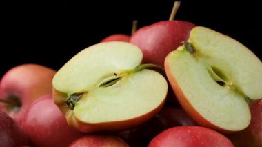 Taze kırmızı elmalar ve yarı yakın çekim bileşimi dönüşümlü.