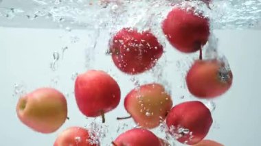 Suya düşen kırmızı elmalar, suya düşen meyve, kabarcıklar, yavaş çekim