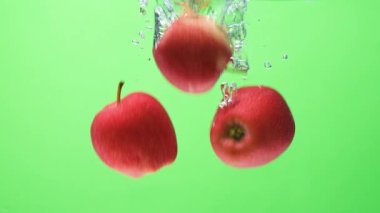 Suya Kırmızı Elma Sıçratma. Makro Meyve Kabarcıkları