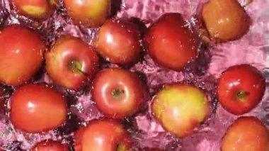 Taze Kırmızı Elmalar Su Üstü Görünümünde Sıçrıyor Yavaş Hareket.