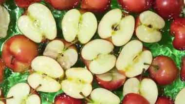 Sulu Tüm Elmalar ve Kesilen Kırmızı Elmalar Su Sıçratma Üst Görünümü.