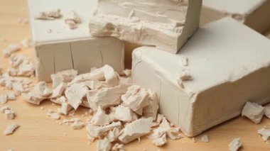 Sıkıştırılmış taze maya küpleri ahşap arka planda yakın plan