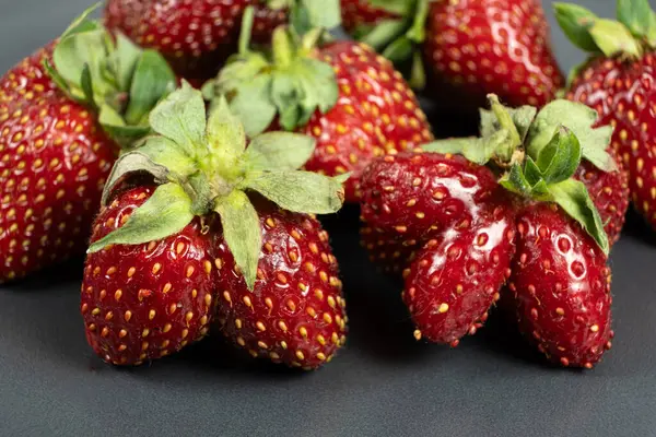 Sıradışı bir şekli olan taze çilekler..