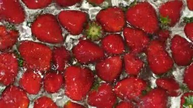 Suyun içinde olgun çilek, böğürtlen suyu, yaz arkaplanı, üst manzara..