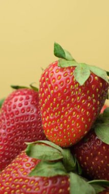 Olgun taze çilek makrosu, temiz tahıllar, dikey meyve arkaplanı..